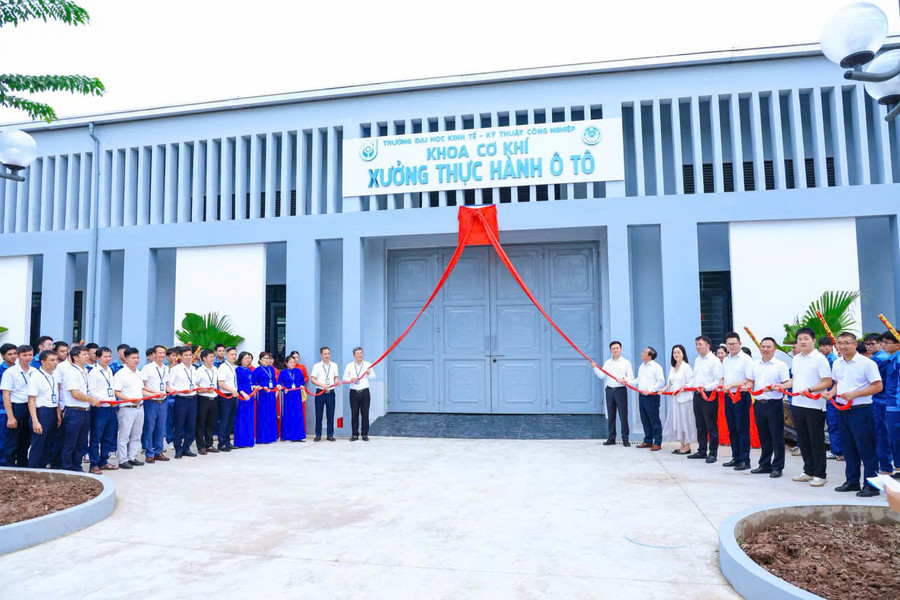 Trường ĐH Kinh tế - Kỹ thuật Công nghiệp khai trương Xưởng thực hành đào tạo ngành ô tô năng lượng mới