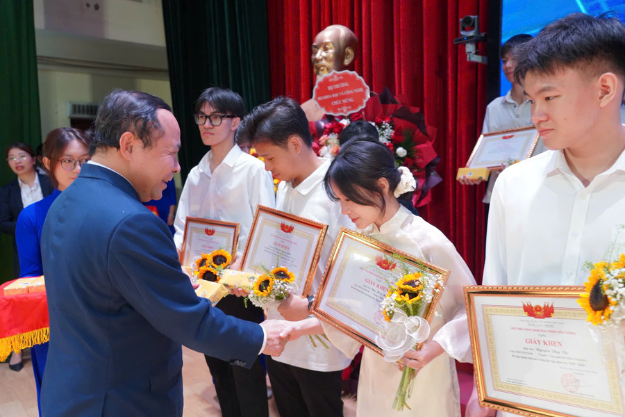 Bộ trưởng Bộ KH&CN Vũ Hải Quân chung vui với thầy và trò PTIT trong ngày khai giảng