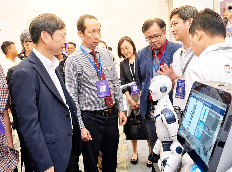 Phát biểu tại iTECH EXPO 2026, Thứ trưởng Hoàng Minh nhấn mạnh: Làm chủ công nghệ chưa phải là đích cuối cùng